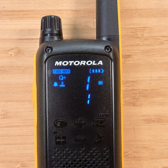 Motorola T471 Talkabout Two-Way Radio (Pair) with Charger Dock - Picture 6 of 7